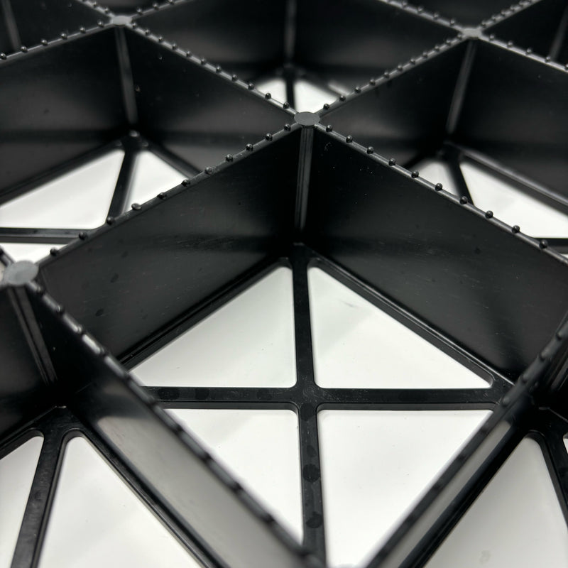 Cargar imagen en el visor de galería, Gravel matting mesh close up with closed cells
