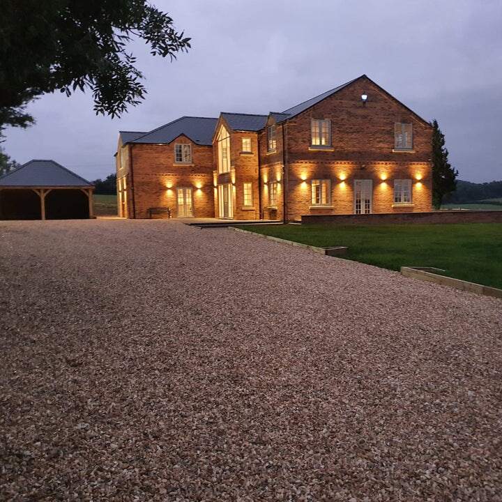 Cargar imagen en el visor de galería, Driveway Gravel driveway grid with stones in for gravel stabilisation
