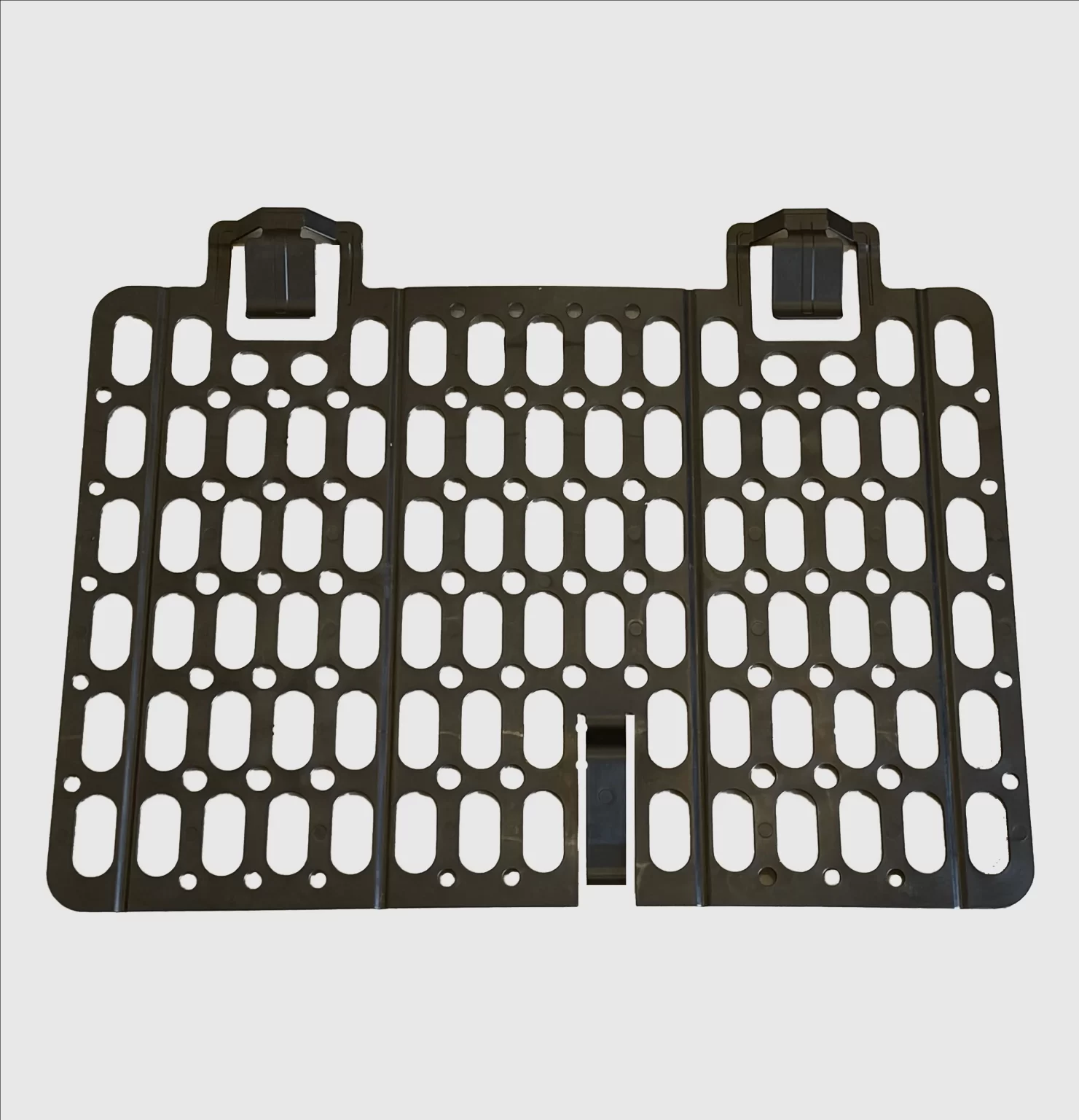 Una malla protectora de ladrillo para andamios de color negro con un patrón de panal y lazos en la parte superior para su sujeción.